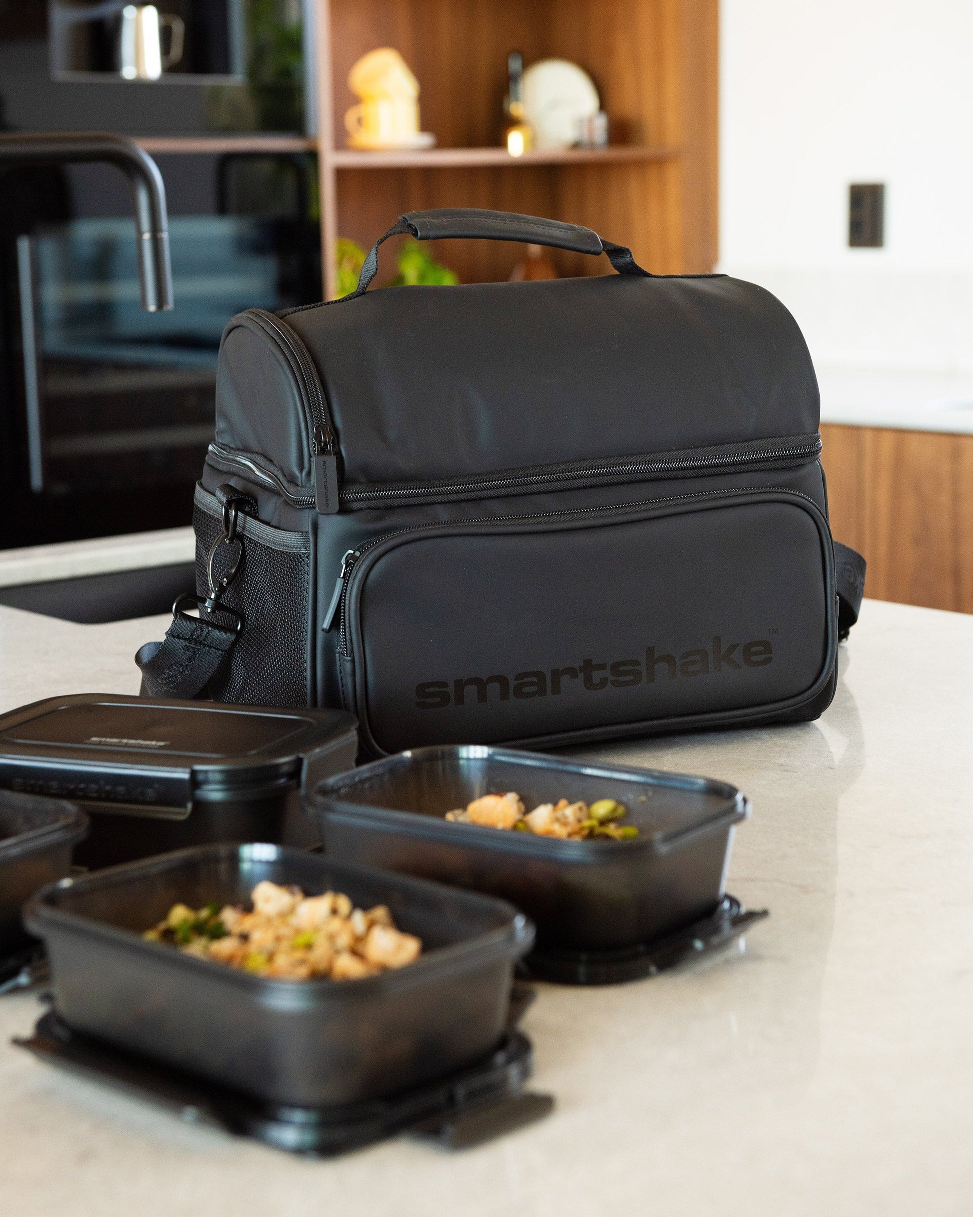 meal-prep-bag-black-with-4-food-containers-and-2-ice-packs-r4 Smartshake_Meal_Prep_Bag_Black_liefstyle.jpg