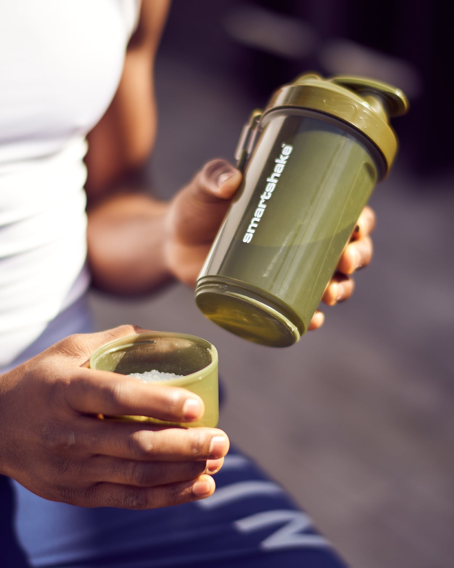 original2go-one-army-green-q0 Smartshake_O2Go_Army_green_lifestyle.jpg
