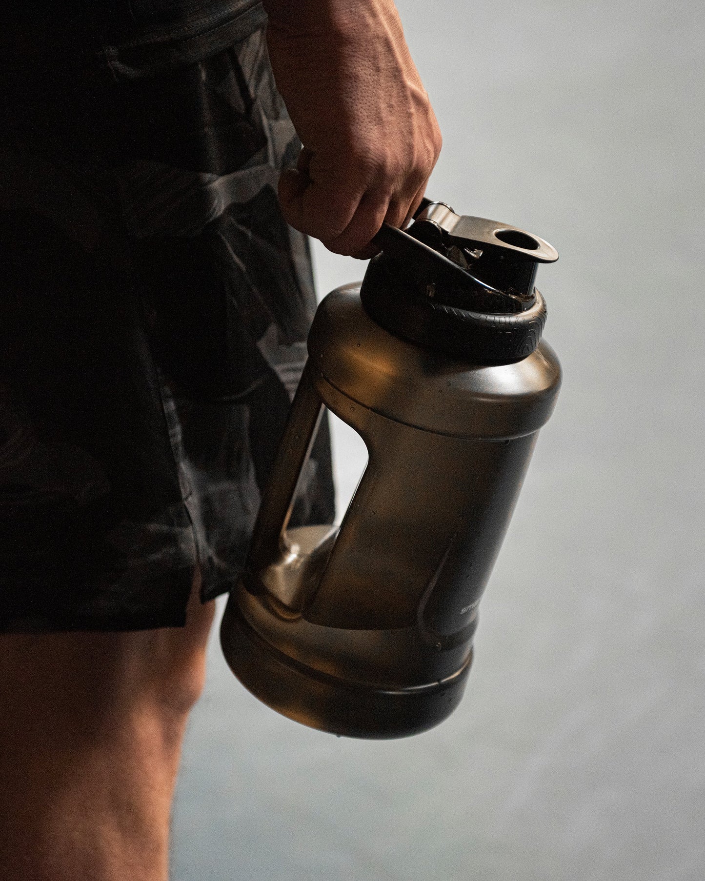 ultimate-jug-black-c3 Smartshake_Ultimate_Jug_black_lifestyle.jpg